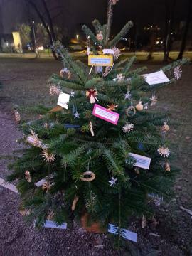 PRAZNIČNA OBČINA ŠKOFLJICA: lokalne skupnosti so okrasile smrečice v drevoredu pri zunanjem igrišču OŠ Škofljica